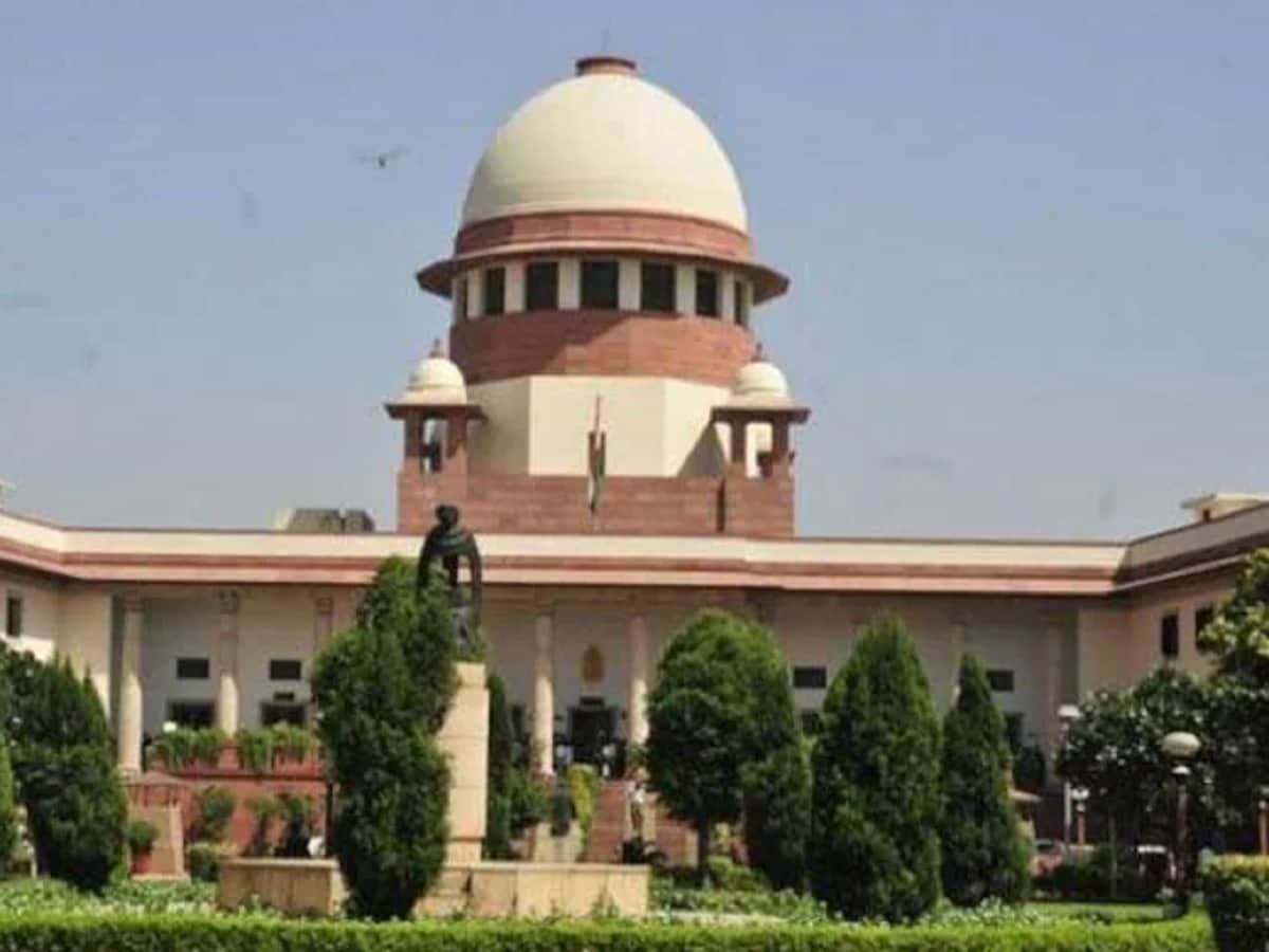 ہندوستان کے چیف جسٹس یویو للت کی صدارت والی بینچ نے عرضی گزار ابو سہیل کو عرضی واپس لینے کا مشورہ دیا۔