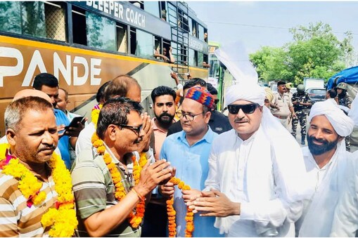 J&K News: جموں میں ہندو مسلم بھائی چارے کی ایک اور مثال، مسلمانوں نے امرناتھ یاتریوں کا پھولوں کی مالا پہنا کر کیا استقبال