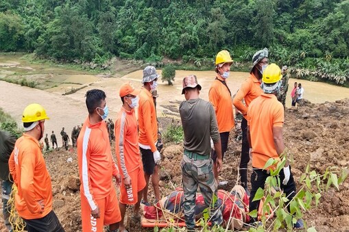 Manipur Landslide: منی پور میں لینڈ سلائیڈنگ کے بعد جمعہ کو مزید 9 لاشیں ملبے سے نکالی گئیں۔ اس واقعہ میں اب تک 17 افراد ہلاک ہو چکے ہیں۔ جبکہ 47 افراد تاحال لاپتہ بتائے جاتے ہیں۔ ساتھ ہی 18 زخمیوں کو اسپتال میں داخل کرایا گیا ہے۔