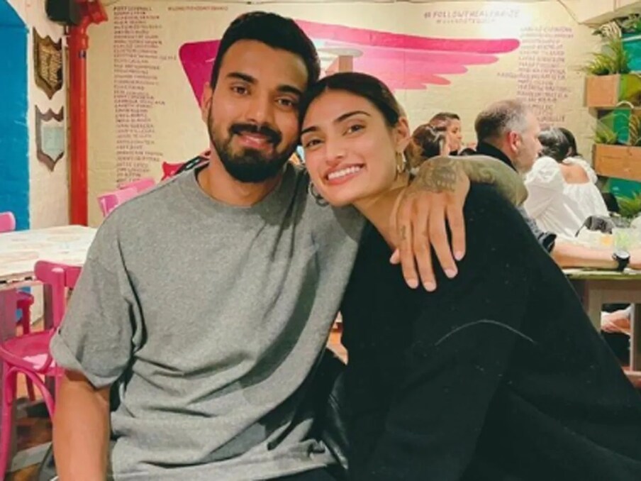  اتھیا شیٹی (Athia Shetty) اور کرکٹر کے ایل راہل (K L Rahul) کی شادی کو لے کر شروع ہونے والی خبریں تھمنے کا نام ہی نہیں لے رہی ہیں۔ حال ہی میں خبر آئی تھی کہ اتھیا اور راہل اگلے تین ماہ میں شادی کرنے والے ہیں اور اس کی تیاریاں بھی جاری ہیں لیکن اپنی شادی کی اس خبر پر اتھیا نے سوشل میڈیا پر ایک پوسٹ کرکے اس کی تردید کی تھی۔ اس کے باوجود ایک بار پھر خبریں آرہی ہیں کہ دونوں اس سال نہیں بلکہ اگلے سال شادی کرنے والے ہیں۔