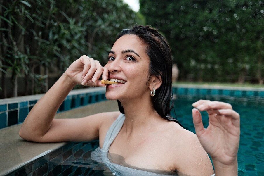  اتنا ہی نہیں کرتی کھربندہ کی ان تصویروں پر فینس لگاتار کمنٹس کرکے ان کی تعریف کررہے ہیں ۔ تصویر: Instagram @kriti.kharbanda