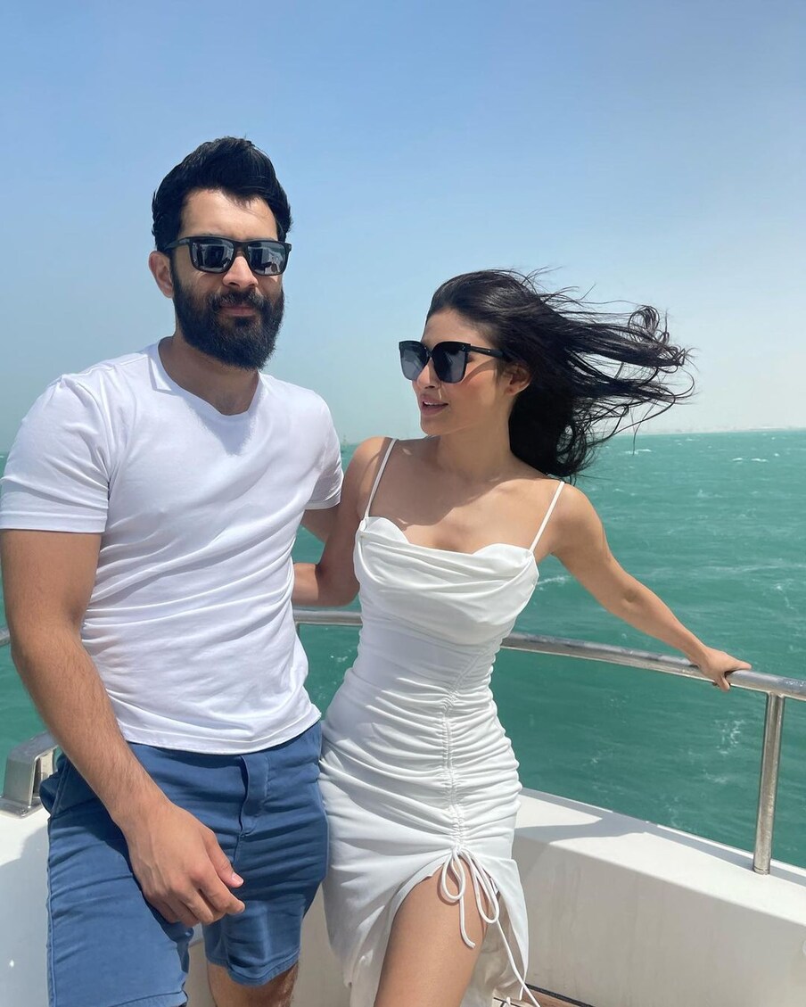  تصویروں میں مونی سفید لباس میں بہت پیاری لگ رہی ہیں۔ اس کے ساتھ ساتھ ان کے شوہر بھی سفید ٹی شرٹ میں کافی خوبصورت لگ رہے ہیں۔ (تصویر بشکریہ Instagram @imouniroy)