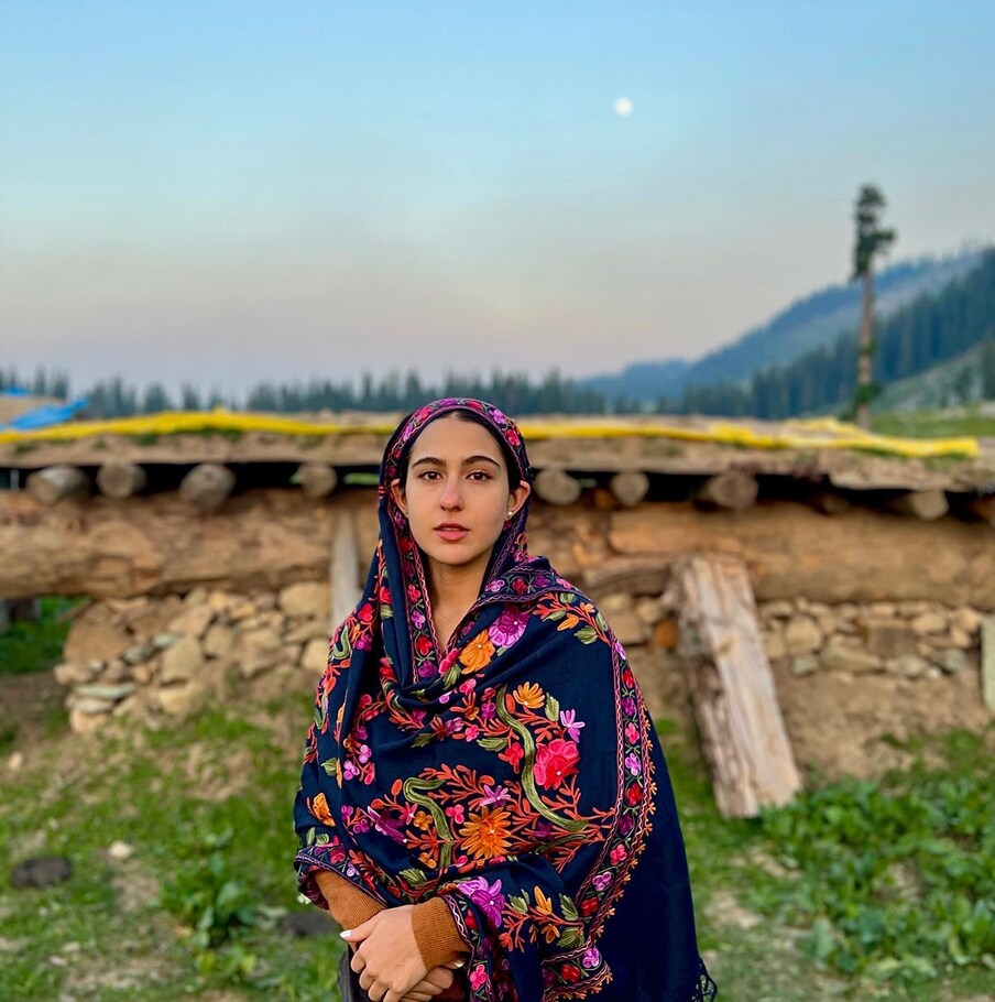  سارہ علی خان کی زبردست فین فالوونگ ہے۔ ان کی شاندار اداکاری اور سادہ طبیعت کی وجہ سے زیادہ تر فلم ڈائریکٹر ان کے ساتھ کام کرنا چاہتے ہیں۔ سارہ کی ہر فلم کو شائقین نے پسند کیا ہے۔ اگر پاپا سیف علی خان مان گئے ہوتے تو سارہ بھی فلم ’جوانی جان من‘ کا حصہ ہوتیں۔ (فوٹو کریڈٹ: saraalikhan95/Instagram)