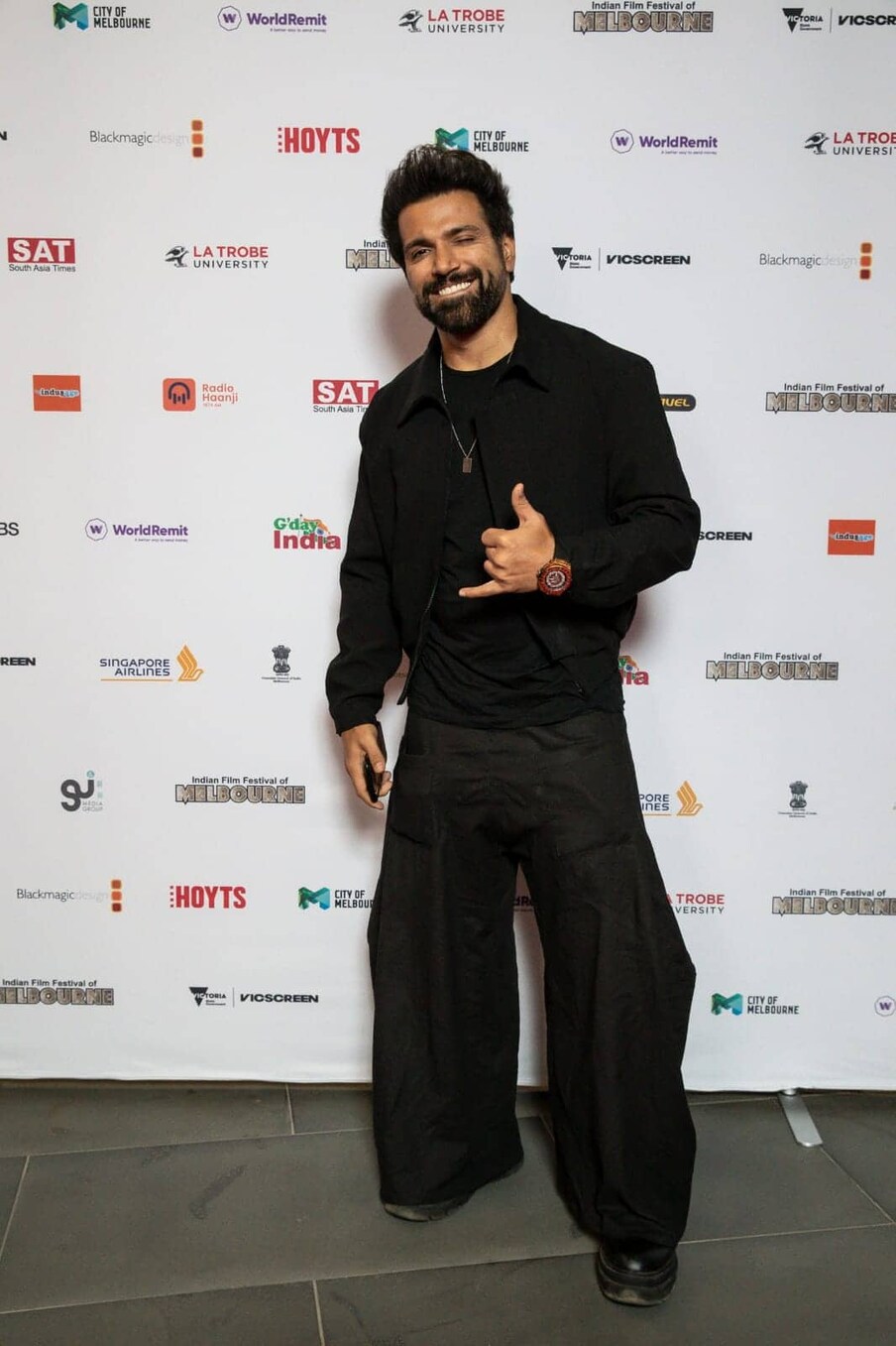 ریتوک دھنجانی (Rithvik Dhanjani) بھی سیاہ لباس میں نظر آئے۔