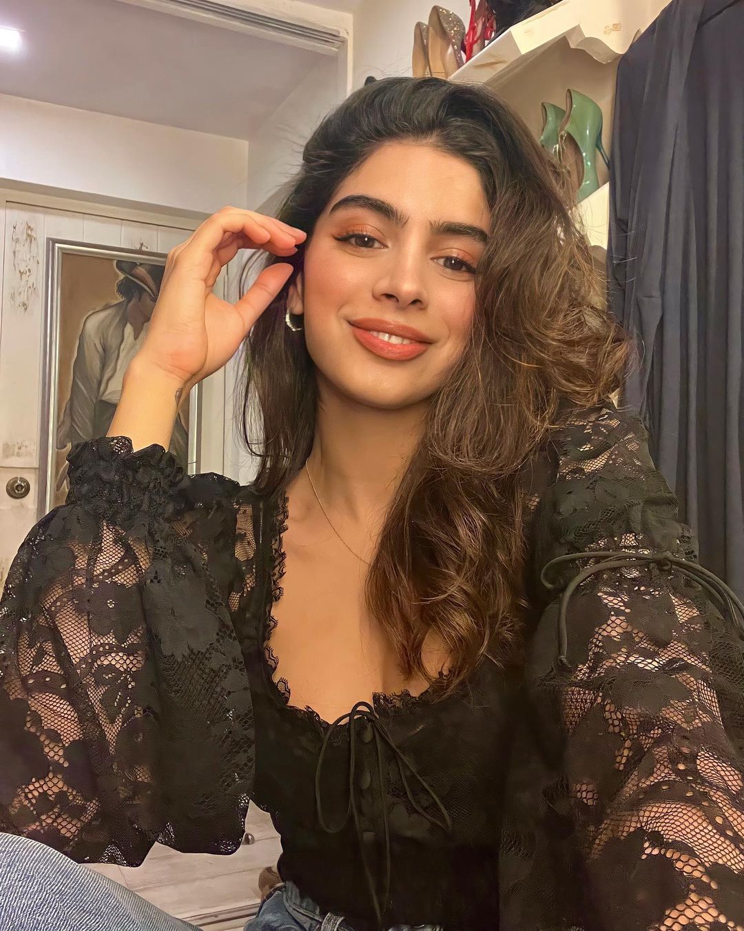 خوشی کپور کی بہن جھانوی کپور، دیپیکا پادوکون، سہانا خان اور کئی دیگر سیلبس ان کے فیشن سینس کی تعریف کرتے ہیں۔ اسٹار کڈ نے تازہ ترین تصاویر پر بھی فینس کے ساتھ ساتھ سیلبس کی تعریف بٹوری ہیں۔ (تصویر کریڈٹ: Instagram@khushi05k)