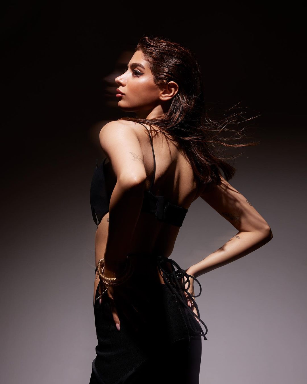 جھانوی کپور نے اپنی انسٹا گرام اسٹوریج پر پوسٹ کو شیئر کیا اور لکھا، ’سچ میں‘؟ ایک شخص نے کمنٹ کیا، ‘میں ان تصاویر سے ایمپریس ہوں‘۔ ایک دیگر نے لکھا، ’میرے دل کی دھڑکنیں بڑھ گئی ہیں۔ کمال کی تصاویر‘۔ (تصویر کریڈٹ: Instagram@khushi05k)