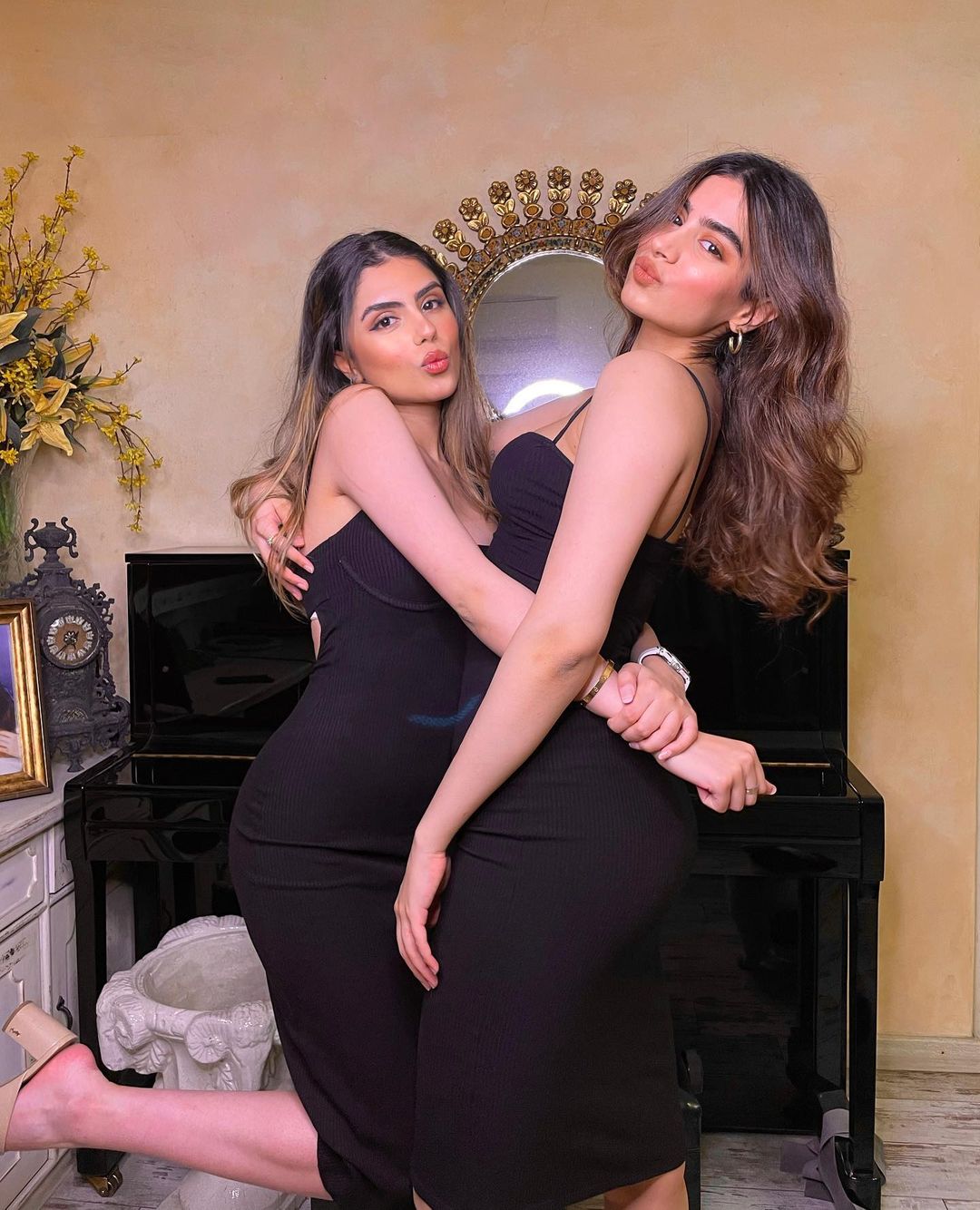 خوشی کپور فلم پروڈیوسر بونی کپور اور شری دیوی کی چھوٹی بیٹی ہیں۔ وہ جلد ہی نیٹ فلکس کی ‘دی آرچیج‘ سے بالی ووڈ میں ڈیبیو کرنے والی ہیں۔ فلم سے شاہ رخ خان اور گوری خان کی بیٹی سہانا خان اور امیتابھ بچن کے ناتی اگستیہ نندا بھی ڈیبیو کریں گے۔ (تصویر کریڈٹ: Instagram@khushi05k)