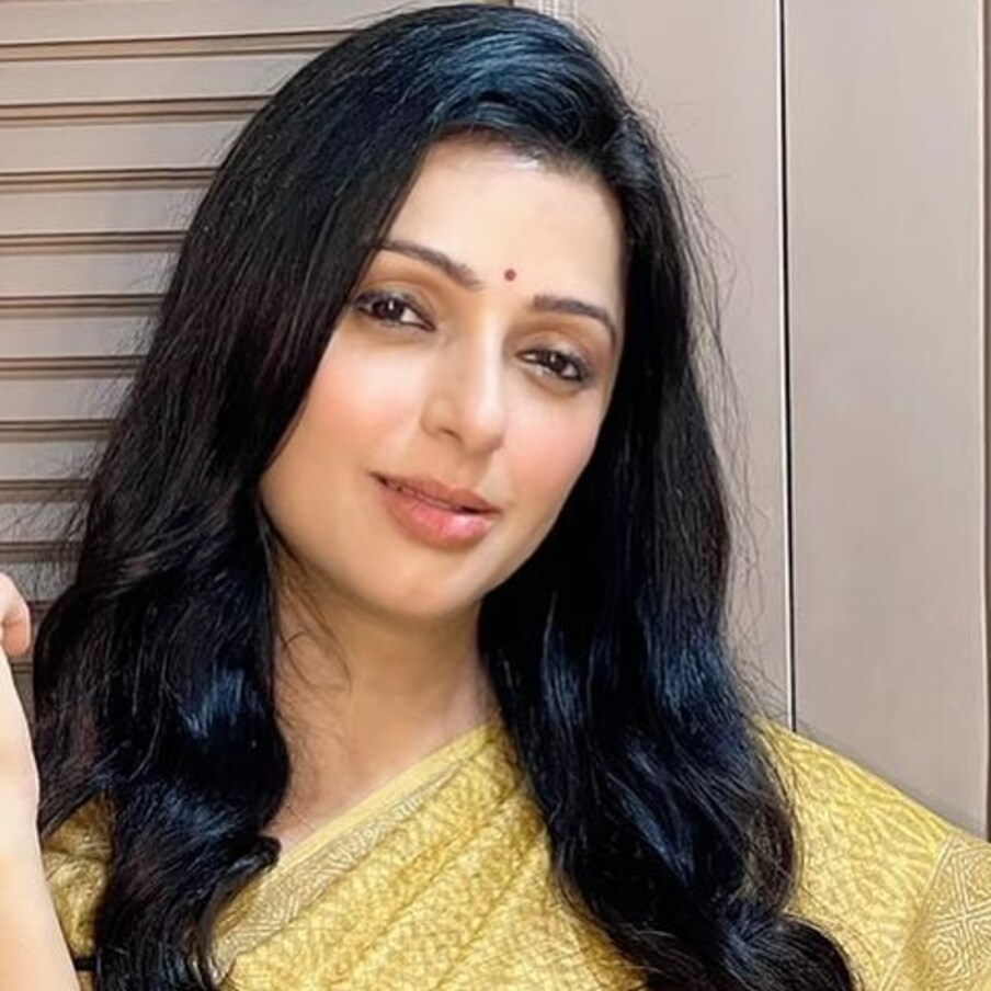  ساوتھ کی کئی فلموں میں کام کرنے کے بعد بے حد خوبصورت اور معصوم بھومیکا چاولہ کو سلمان خان کے ساتھ فلم ‘تیرے نام‘ آفر کیا گیا۔ بالی ووڈ کی اپنی پہلی ہی فلم میں اپنی معصومیت سے بھومیکا نے ناظرین کے دل میں خاص جگہ بنالی۔ (تصویر کریڈٹ: bhumika_chawla_t/Instagram)