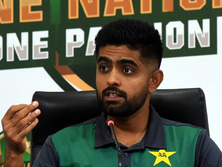  بابر اعظم نے اپنی اننگز کے دوران جنوبی افریقی کھلاڑی ہاشم آملہ کا خاص ریکارڈ توڑ دیا۔ ہاشم آملہ نے 90 اننگز کے بعد ون ڈے کرکٹ میں 4556 رنز بنائے تھے۔ وہیں بابر نے 4664 رنز بنالئے ہیں۔ انہوں نے اب تک 92 ون ڈے میچوں میں 17 سنچریاں اور 22 نصف سنچریاں بنائی ہیں۔ (AFP)