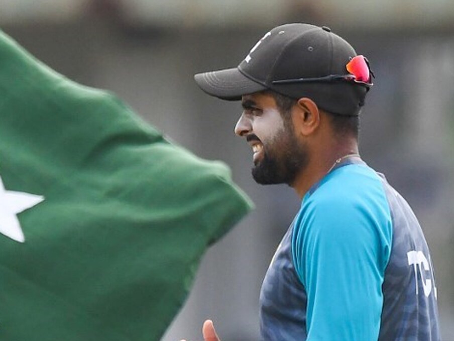  بابر اعظم نے ہالینڈ کے خلاف اپنی نصف سنچری اننگز کے دوران 2022 میں انٹرنیشنل کرکٹ میں 1400 رنز مکمل کئے ۔ انہوں نے 9 ون ڈے اننگز میں 679 رنز بنائے ہیں۔ انہوں نے بنگلہ دیش کے لٹن داس (1393 رنز) کو پیچھے چھوڑ دیا۔ (AFP)