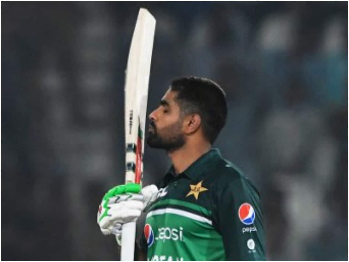 فضل حق فاروقی نے پہلے ہی اوور میں بابر اعظم کو آوٹ کردیا۔ بابر اعظم کھاتہ بھی نہیں کھول سکے۔