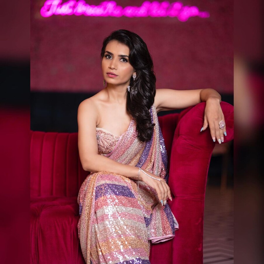  پریا نے تیج کے موقع پر لال اور ہرے رنگ کی ساڑی پہن کر پوز دئے ہیں ۔ تصویر : Instagram @priyaahujarajda