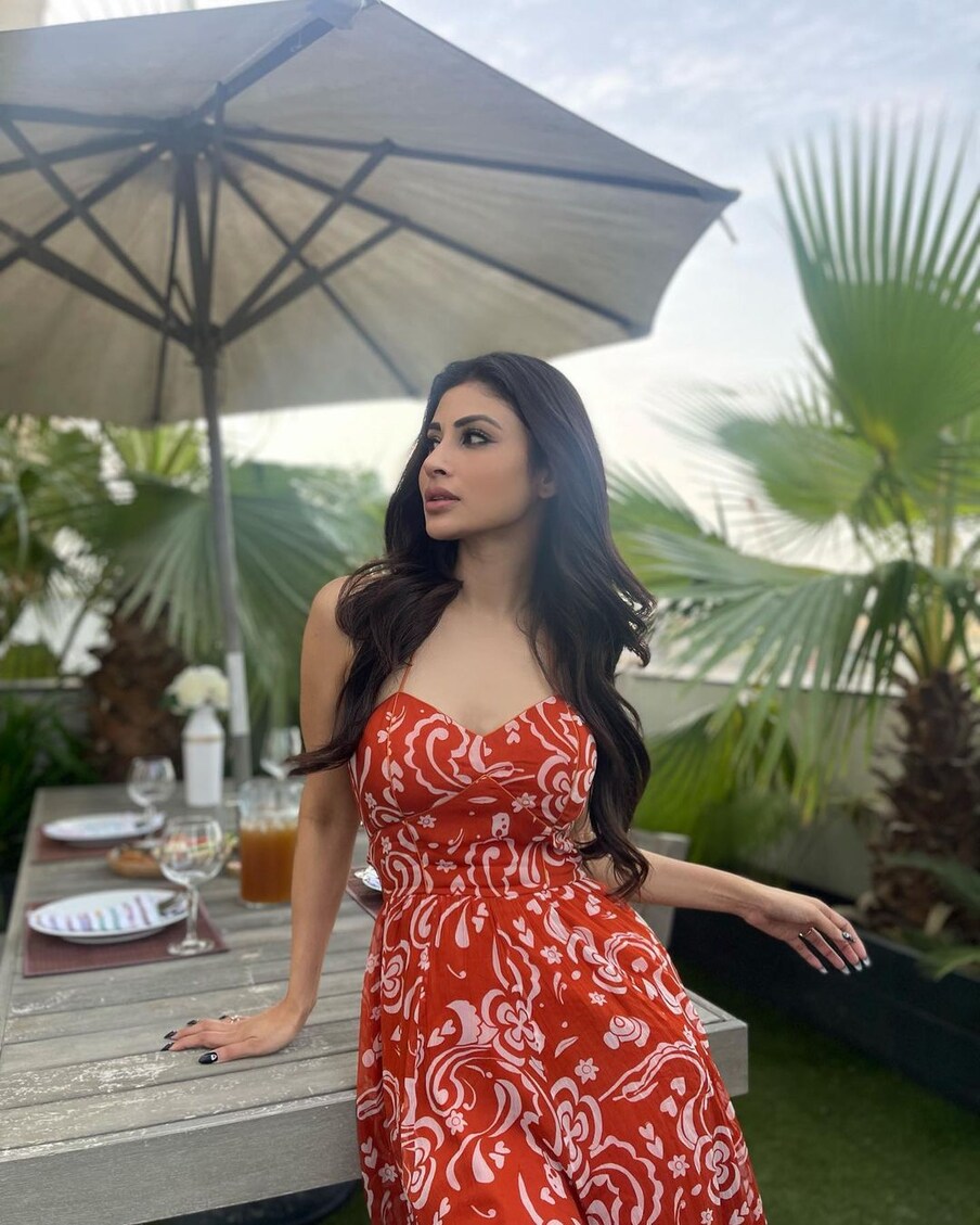  اداکارہ مونی رائے کی یہ تصاویر سوشل میڈیا پر تہلکہ مچا رہی ہیں اور ان کے چاہنے والے ان تصاویر پر تابڑ توڑ کمنٹس کررہے ہیں ۔ (Photo: @imouniroy/Instagram)