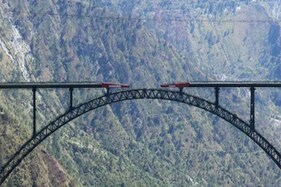 Chenab Bridge: جموں و کشمیر میں دنیا کے بلند ترین ریلوے پل کا اوورارک ڈیک تکمیل کے قریب