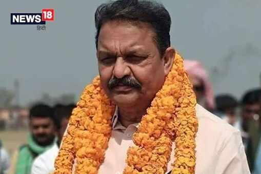 Ghazipur News: قرقی کی کارروائی پر افضال انصاری نے کہا کہ مادی لذتیں میری زندگی کا حصہ نہیں ہیں، تم خوش ہو لو کہ قرقی کرکے افضال انصاری کو کنگال کر دیا۔ میری اصلی جائیداد غازی پور کی غریب عوام ہے، جسے تمہارے باپ کی حکومت بھی قرق نہیں کرسکتی‘۔