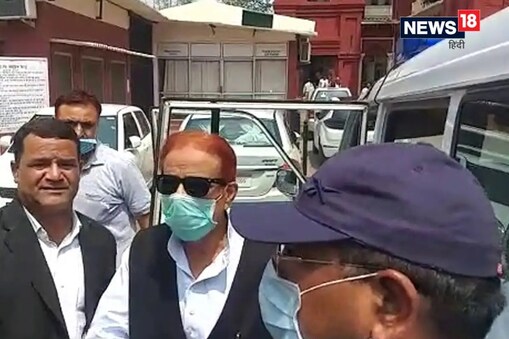 میدانتا اسپتال کے ڈائریکٹر نے جمعرات کو ایک پریس رلیز جاری کرتے ہوئے کہا کہ بدھ کی دیر رات سماجوادی پارٹی کے لیڈر محمد اعظم خان (74) کو پھیپھڑوں کے نمونیا اور سانس لینے میں دشواری کی وجہ سے میدانتا اسپتال لکھنؤ کے آئی سی یو میں داخل کرایا گیا تھا