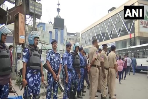 Hyderabad : ٹی راجا سنگھ کے خلاف احتجاج جاری ، درجنوں مظاہرین کو کیا گیا گرفتار ۔ تصویر : اے این آئی ۔ 