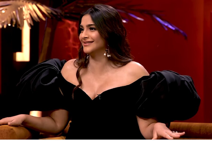  آپ کو بتاتے چلیں کہ سونم کپور اپنی شادی کے 5 سال بعد پہلی بار ماں بننے والی ہیں۔ وہ اپنے شوہر آنند آہوجا کے ساتھ اپنے پہلے حمل کو لے کر بہت پرجوش ہیں۔ سونم نے مارچ 2022 میں اپنے حمل کا انکشاف کیا تھا اور تب سے وہ اس مرحلے سے لطف اندوز ہو رہی ہیں۔ سونم ان دنوں ممبئی میں ہیں۔ اگر قیاس آرائیوں پر یقین کیا جائے تو وہ اس مہینے میں کسی بھی وقت ماں بن سکتی ہیں۔