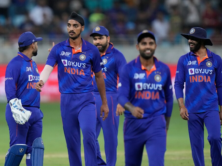  ٹیم انڈیا سپر-4 کا پہلا مقابلہ 4 ستمبر کو پاکستان کے خلاف کھیلے گی۔ گروپ راونڈ میں ہندوستان نے پاکستان پر 5 وکٹ سے دلچسپ جیت درج کی تھی۔ وہیں ہندوستان کو 6 ستمبر کو سری لنکا سے جبکہ 8 ستمبر کو افغانستان سے مقابلہ کرنا ہے۔ یعنی سپر-4 میں ہندوستان کو 5 دن میں 3 مقابلے کھیلنے ہیں۔ (AP)