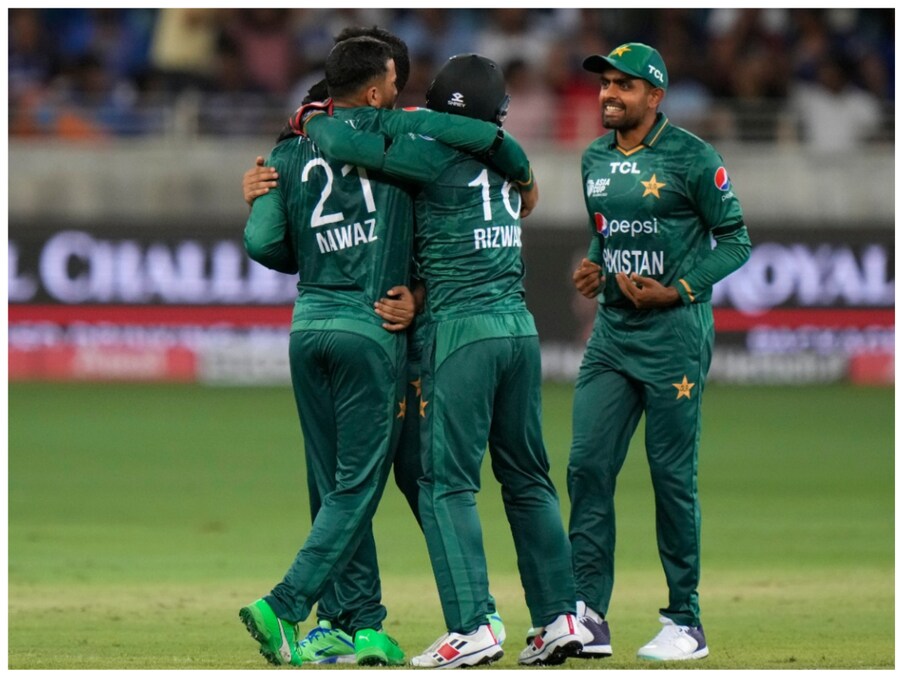  ایشیا کپ 2022 (Asia Cup 2022) کا چھٹا مقابلہ گزشتہ جمعہ کو پاکستان اور ہانگ کانگ کے درمیان شارجہ میں کھیلا گیا۔ اس مقابلے میں پاکستانی ٹیم کو ہدف کا بچاو کرتے ہوئے 155 رنوں سے تاریخی جیت ملی۔ میچ کے دوران پاکستانی گیند باز میدان میں چھائے رہے۔ (AP)
