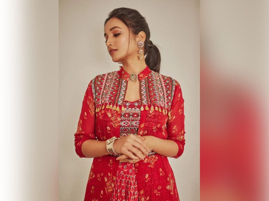  سرخ لال کلر کے ڈیزائنر سوٹ میں شری ندھی کافی پرکشش لگ رہی ہیں ۔