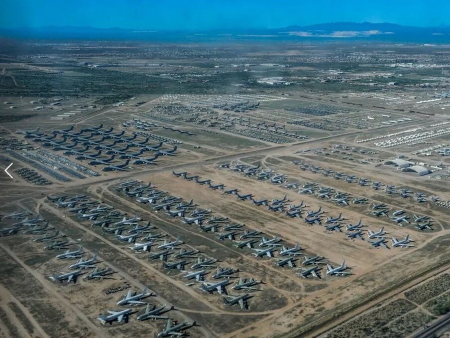  ویسے تو یہ جگہ جتنی بھی خوفناک لگتی ہے لیکن امریکہ میں اس سے بھی بڑا طیارہ قبرستان ہے، جسے دیکھ کر آپ حیران رہ جائیں گے۔ ایریزونا کے ٹسکن میں تقریباً 4000 فوجی طیارے اسکریپ یارڈ میں پڑے ہوئے ہیں۔ اس جگہ کو بونیارڈ کہتے ہیں۔ یہ طیارے ڈیوس مانتھن ایئر فورس بیس پر چھوڑ دیا جاتا ہے۔ (تصویر: Wikipedia)