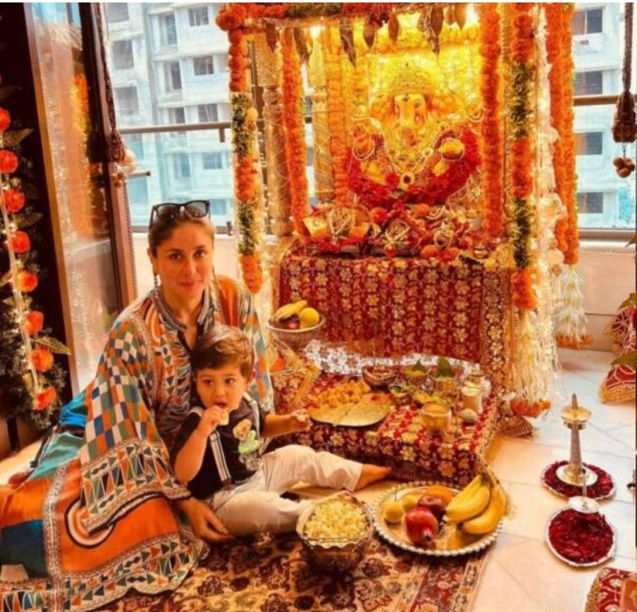  کرینہ کپور ہر سال گنیش کی مورتی اپنے گھر میں رکھتی ہیں۔ پوجا کے دوران کرینہ نے جیہہ کے ساتھ یہ تصویر شیئر کی تھی ۔ تصویر : instagram@ kareenakapoorkhan