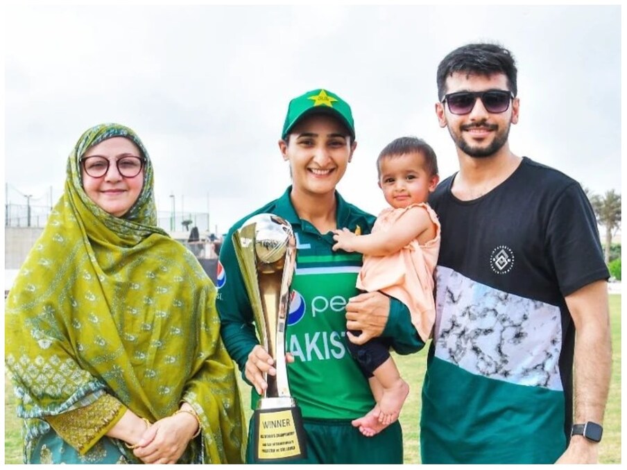  پاکستان ویمن کرکٹ ٹیم کی کپتان بسمہ معروف کامن ویلتھ گیمز 2022 میں سرخیوں میں تھیں۔ ویمن کرکٹ کو پہلی مرتبہ کامن ویلتھ گیمز میں شامل کیا گیا۔ ان گیمز میں پاکستان کی خاتون کرکٹ ٹیم نے بھی حصہ لیا ۔ تاہم کپتان بسمہ معروف کی چند ماہ کی بیٹی کو اسپورٹس ویلیج میں انٹری کا سرٹیفکیٹ نہیں دیا گیا۔ اس کے باوجود بسمہ نے برمنگھم میں ہونے والے کامن ویلتھ گیمز میں شرکت کا فیصلہ کیا۔ تاہم بعد میں کامن ویلتھ گیمز نے بسمہ کی نومولود بیٹی کو منظوری دینے سے اتفاق کرلیا تھا ۔ (Bismah Maroof/Instagram)