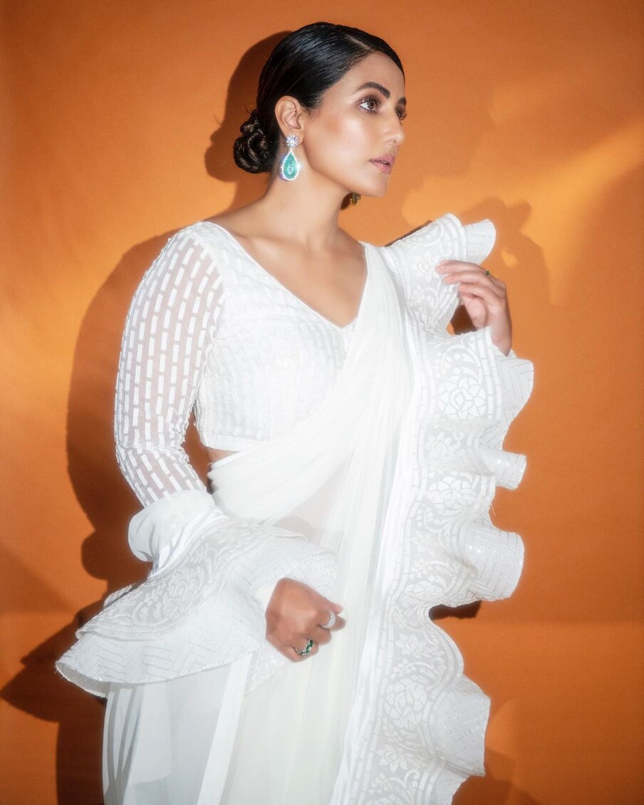  ڈیزائنر سفید ساڑھی کے ساتھ میچنگ فل آستین کا بلاؤز حنا خان کے انداز کو مزید دلکش بنا رہا ہے۔