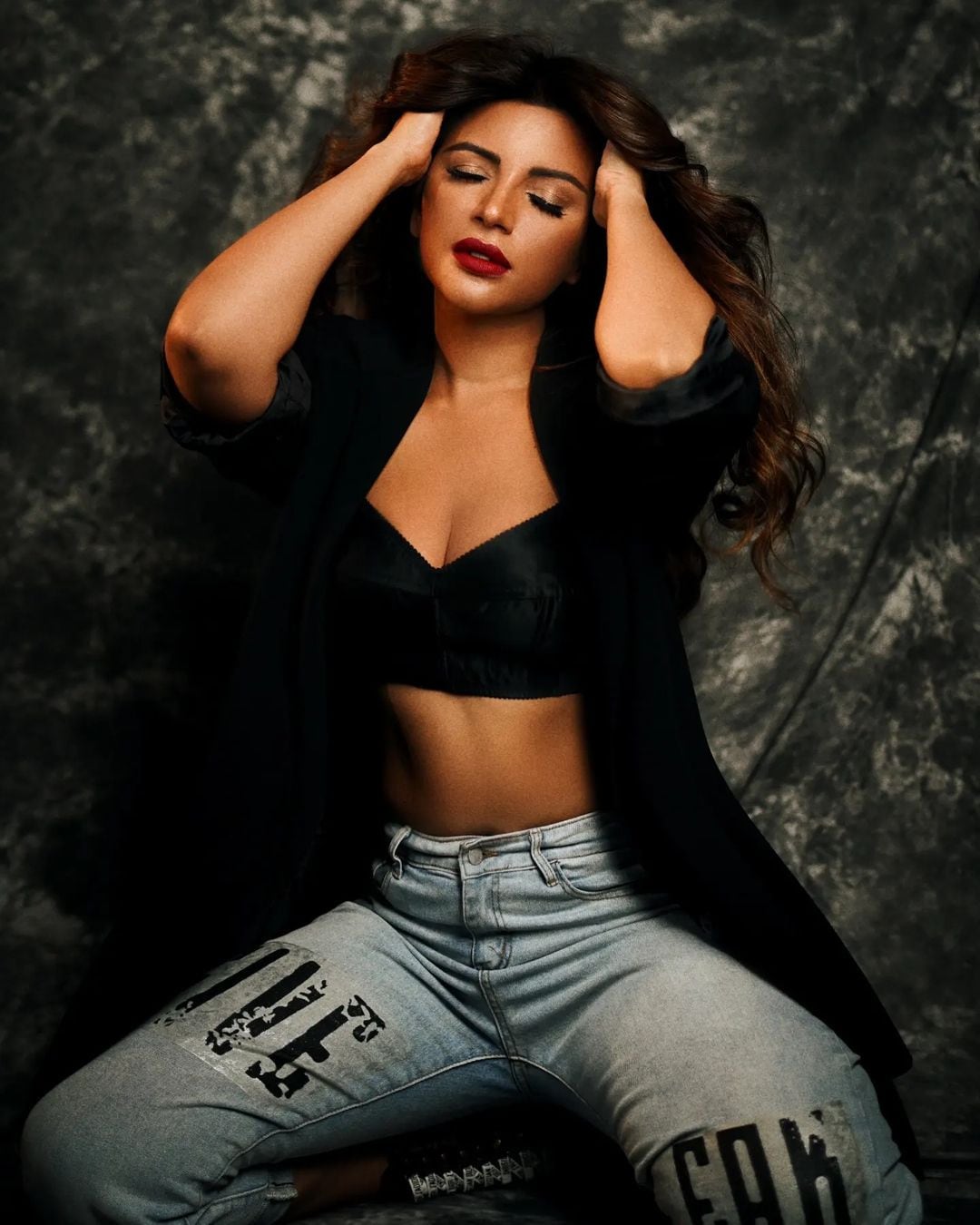 اداکارہ شمع سکندر نے حال ہی میں اپنے انسٹاگرام اکاونٹ پر ایک تصویر شیئر کی ہے، جس میں وہ بلیک کلر کی برالیٹ اور میچنگ شرٹ میں نظر آرہی ہیں ۔ (Photo: @shamasikander/Instargam)