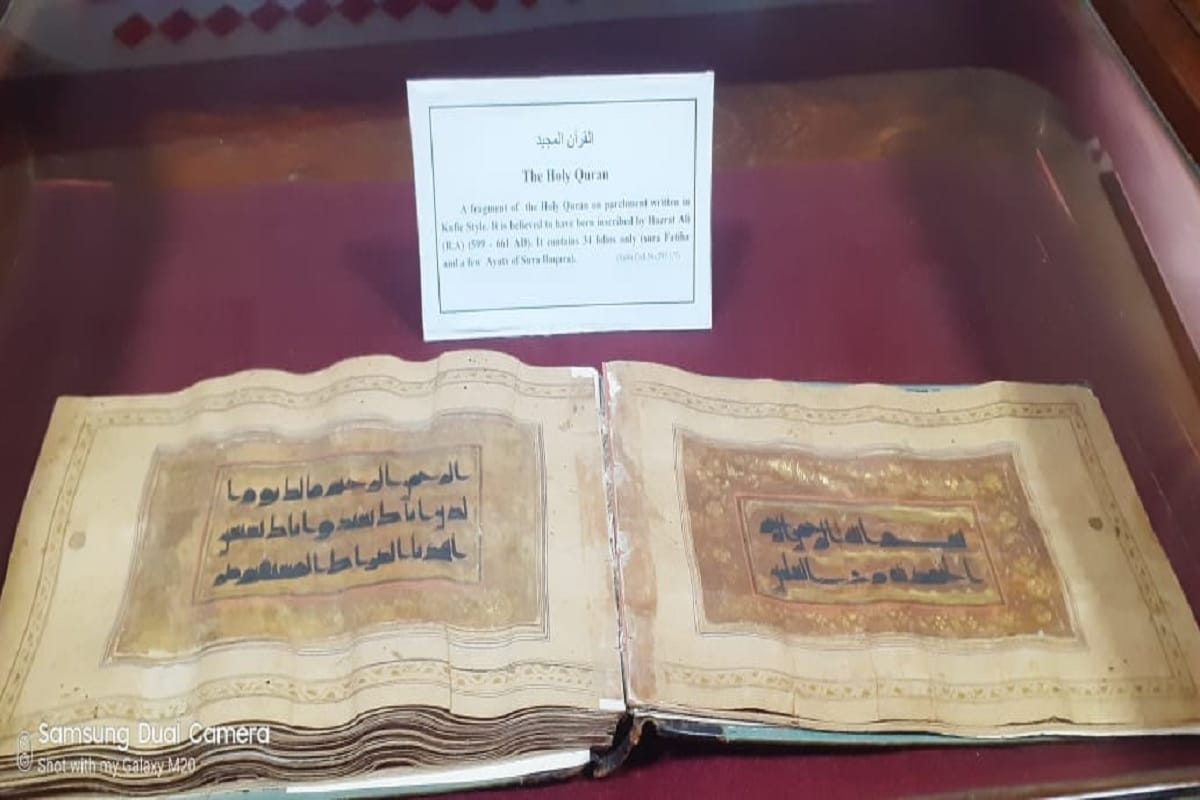 حضرت علیؓ نے سورہ فاتحہ اور سورہ بقرہ کی کچھ آیات کوفی انداز میں ہرن کی جلد (کھال) پر لکھی ہیں جو کہ علی گڑھ مسلم یونیورسٹی کے مولانا آزاد لائبریری کے میوزیم میں موجود ہیں۔