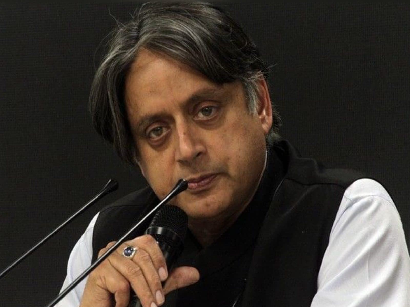 ششی تھرور نے پیر کے روز اس آن لائن عرضی کی پیروی کی، جس میں پارٹی کے نوجوان اراکین نے سدھار کا مطالبہ کیا۔