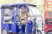 ’یہ ہے ماں کی جواں مردی اور محبت‘ بچے کو سینے سے لگا کر ای رکشہ چلا رہی ہے ماں!