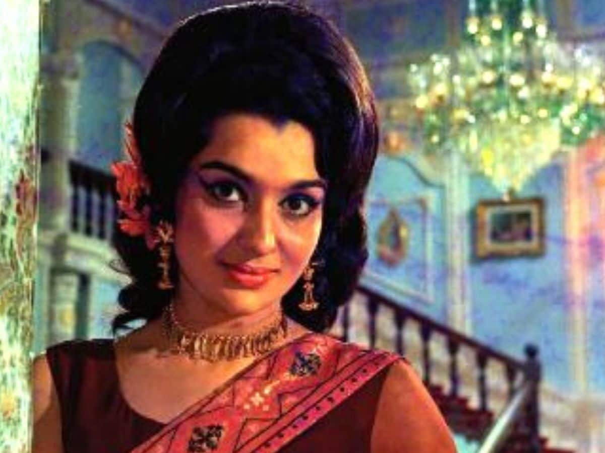 آشا پاریکھ نے محض 10 سال کی عمر میں فلموں میں کام کرنا شروع کیا تھا۔ آشا پاریکھ 75 سے زیادہ فلموں میں کام کرچکی ہیں۔