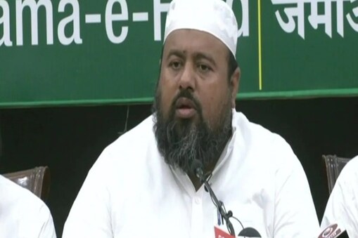 مولانا صہیب قاسمی نے کہا کہ ہر کسی کو مذہب کی حفاظت کا حق ہے۔ لو جہاد نام کی کوئی چیز نہیں ہے۔ جب مسلمان لڑکا پڑھتا ہے اور بڑے عہدے پر چلا جاتا ہے تو  وہ کسی ہندو لڑکی سے شادی کر لیتا ہے اور مسلمان لڑکی گھر میں بیٹھی رہ جاتی ہے۔