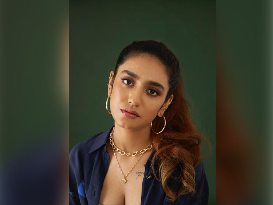  ساؤتھ کی اداکارہ اور ماڈل پریا پرکاش واریئر 2019 میں فلم 'اورو آدھار لو' میں اپنی آنکھوں کے اشاروں سے راتوں رات سسوشل میڈیا پع سینسیشن بن گئیں اور انٹرنیٹ پر سب سے زیادہ سرچ کی جانے والی مشہور شخصیات میں شامل ہوگئیں۔ پھر اچانک اداکارہ کے فالوورز بڑھ گئے، تب وہ ایکا سکول گرل کے کردار میں نظر آئی تھیں لیکن اب پریا میچور ہو چکی ہیں۔ وہ اب بھی اپنی تصویروں سے لوگوں کی توجہ اپنی طرف کھینچتی ہیں۔ ایک بار پھر پریا اپنی نئی تصویروں کو لے کر سرخیوں میں ہیں۔