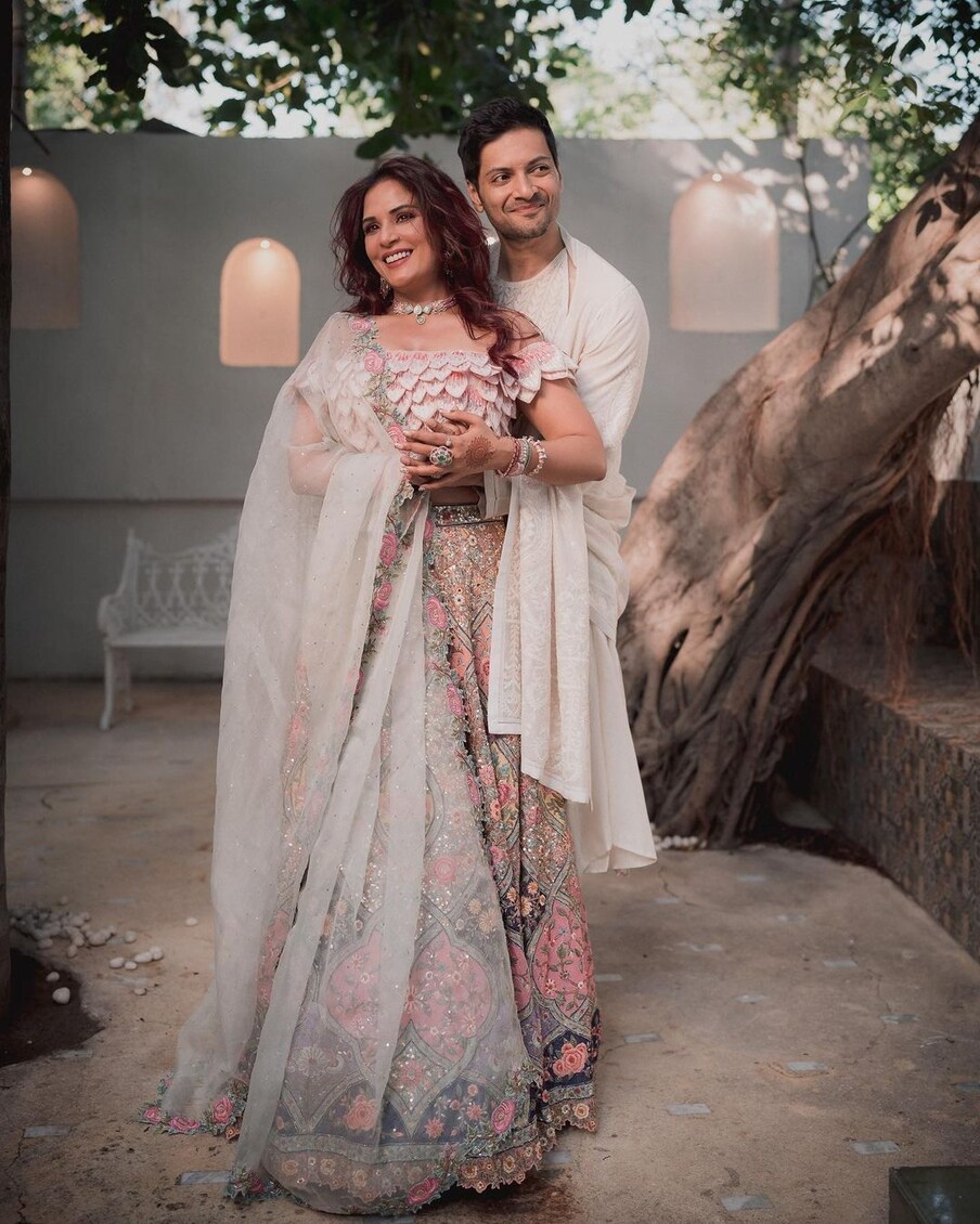  ऋचा और अली ने अलग-अलग जगहों पर अपनी शादी के फंक्शन किए थे. इनमें विदेश से भी इनके दोस्त शामिल हुए थे. (फोटो साभारः instagram@alifazal9)