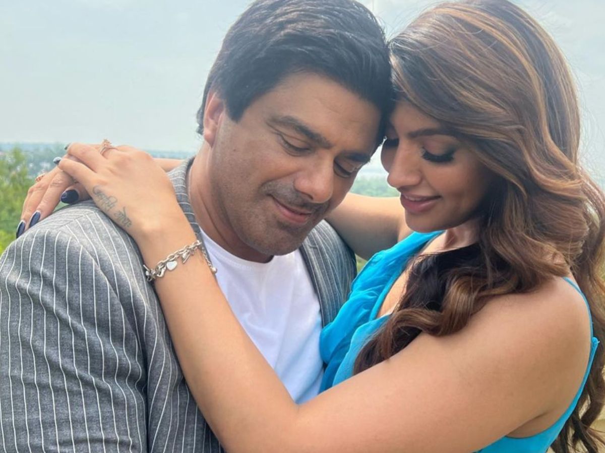 اداکار سمیر سونی کے ساتھ رومانٹک نظر آئیں میکا سنگھ کی گرل فرینڈ آکانشا پوری – News18 اردو