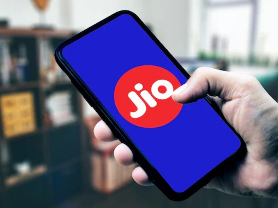  ریلائنس جیو اپنے صارفین کے لئے ایک سے بڑھ کر ایک پلان پیش کرتا ہے۔ صارفین کی سہولت کو دیکھتے ہوئے کمپنی ہر رینج کے پلان پیش کرتی ہے، تاکہ لوگ اپنے حساب سے ریچارج کر سکیں۔ کمپنی گراہکوں کے لئے کچھ ایسے پلان بھی آفر کرتی ہے، جو کہ 100 روپئے سے بھی کم قیمت میں آتے ہیں۔ اگر آپ بھی کوئی ایسا پلان تلاش کر رہے ہیں، جو کہ کم قیمت میں مفت کالنگ اور زیادہ ویلیڈیٹی کے ساتھ آتا ہو، تو آئیے آج ہم آپ کو بتاتے ہیں ایسے ہی پلان کے بارے میں...