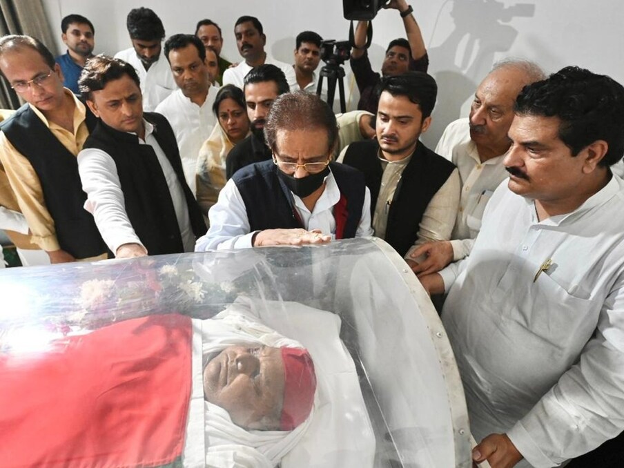  ایس پی کے سینئر لیڈر اور قومی جنرل سکریٹری اعظم خان بھی آج اتر پردیش کے سابق وزیر اعلی اور سماج وادی پارٹی کے بانی ملائم سنگھ یادو کے آخری دیدار کیلئے پہنچے۔ اس دوران وہ بہت جذباتی ہو گئے۔ ان کے ساتھ ان کا بیٹا عبداللہ اعظم بھی موجود تھے۔ اعظم خان کے آتے ہی ملائم سنگھ کا پورا خاندان جذباتی ہو گیا۔ (فوٹو نیوز 18)