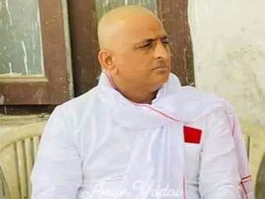  معلومات کے مطابق اکھلیش یادو، شیو پال سنگھ، آدتیہ یادو، دھرمیندر یادو، راجپال یادو، تیج پرتاپ یادو ملائم کے چھوٹے بھائی ابھے رام یادو کے گھر پہنچے اور تمام شدھی سنسکار رسمیں پوری کیں۔ اس کے بعد اکھلیش یادو گھر پہنچے جہاں لوگ تعزیت و ہمدردی کا اظہار کرنے کے لیے پہنچ رہے ہیں۔