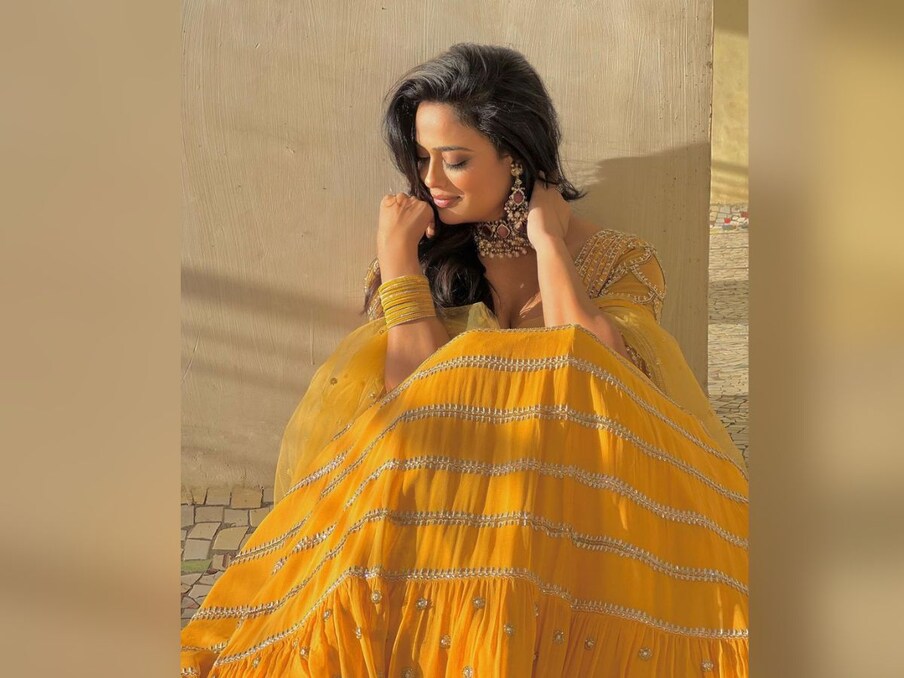  ویسے، شویتا مسٹرڈ رنگ کے لہنگا، ٹاپ اور دوپٹہ میں کافی خوبصورت لگ رہی ہیں۔ (Photo Source- Shweta Tiwari Instagram)