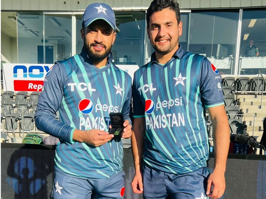  نواز نے گزشتہ ایک ماہ میں بطور آل راؤنڈر غیر معمولی کارکردگی کا مظاہرہ کیا ہے۔ ایسے میں وہ ٹی ٹوئنٹی ورلڈ کپ میں پاکستانی ٹیم کی سب سے اہم کڑی رہنے والے ہیں۔ فائنل میں بائیں ہاتھ کے اس اسپنر نے گیندبازی کرتے ہوئے 4 اوورز میں 33 رنز دے کر ایک وکٹ حاصل کیا تھا۔ (پاکستان کرکٹ ٹویٹر) (Pakistan Cricket Twitter)