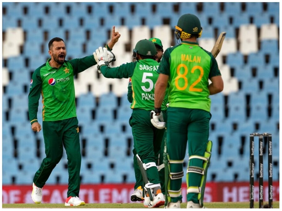  نواز کی ٹی 20 میں حالیہ کارکردگی کو دیکھیں تو وہ ٹیم انڈیا کے آل راؤنڈر ہاردک پانڈیا سے آگے دکھائی دے رہے ہیں۔ وہ اب تک ٹی ٹوئنٹی کے 196 میچوں میں 23 کی اوسط سے 2190 رنز بنا چکے ہیں۔ 5 نصف سنچریاں بنا چکے ہیں۔ اسٹرائیک ریٹ 126 کا ہے۔ (اے پی)