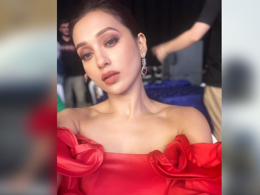  اداکارہ آف شولڈر ڈریس میں ہر کسی کی پسندیدہ بن گئی ہیں ۔ (Photo: @mimichakraborty/instagram)