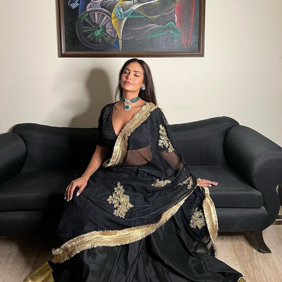  اس سے پہلے ایشا گپتا نے کالی ساڑھی پہنے تصویریں شیئر کی تھیں۔ ان تصاویر کو شیئر کرتے ہوئے انہوں نے دھنتیرس کی مبارکباد دی تھی۔ (تصویر کریڈٹ: Instagram@egupta)
