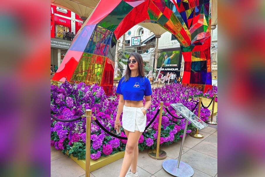  تازہ ترین تصویروں میں، پراچی سفید رنگ کے منی سکرٹ اور نیلے رنگ کے کراپ ٹاپ میں شاندار لگ رہی ہیں۔