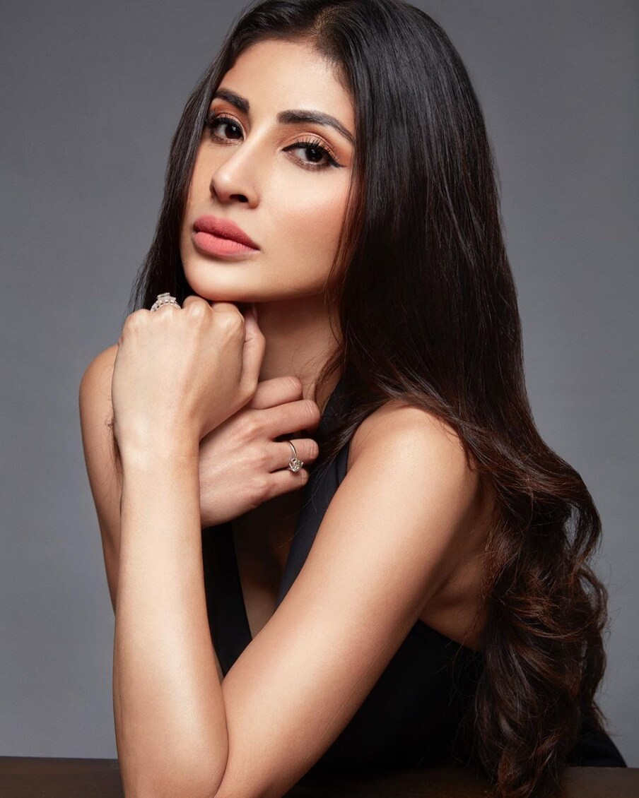  مونی رائے نے اپنے بالوں کو کھلا رکھا ہوا ۔ انہوں نے بالوں کو کرل کیا ہوا ہے ۔ تصویر : Instagram @imouniroy
