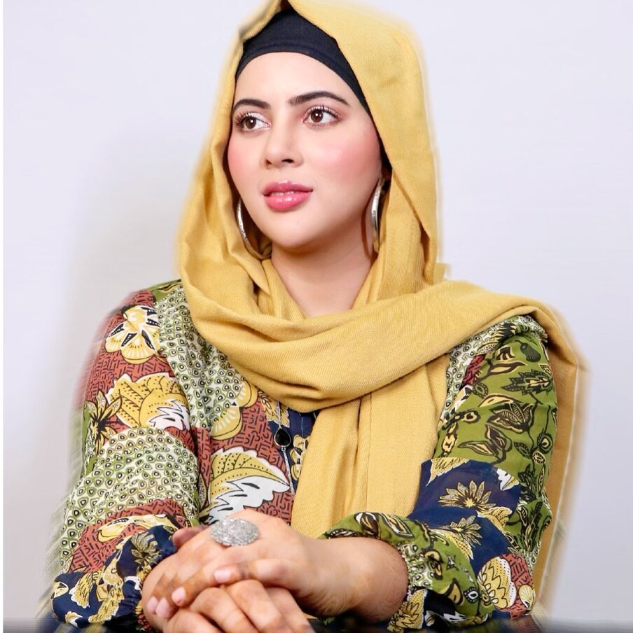  سحر نے کہا کہ اگلی زندگی انشا اللہ، اللہ کے حکم کے مطابق گزرانے کا ارادہ ہے ۔ (Photo: @saharafshaofficial/Instagram)
