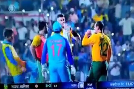  اس دلچسپ میچ کے دوران یجویندرچہل کی ایک مضحکہ خیز حرکت بھی کیمرے میں قید ہوئی جس کی ویڈیو سوشل میڈیا پر وائرل ہو رہی ہے۔